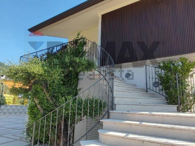 Case e ville in affitto di 245 m²