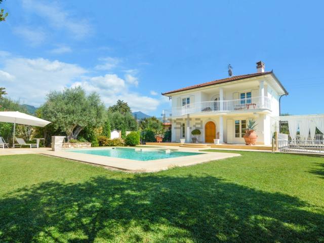 Case e ville in affitto di 250 m² in Via Crociale, 154