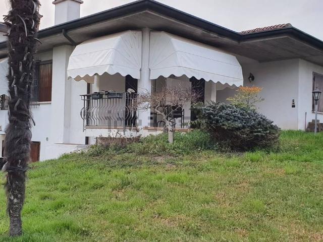 Case e ville in affitto di 250 m² in Via Giacomo Matteotti, 8