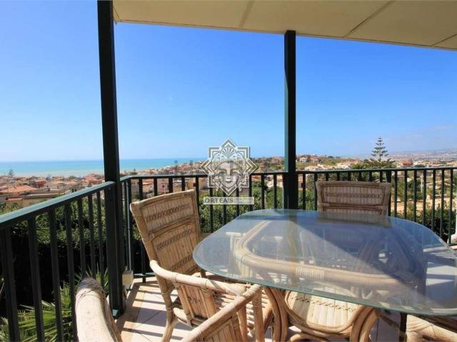 Case e ville in affitto di 250 m² in Via Diomede