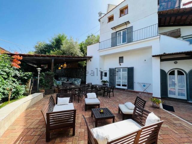 Case e ville in affitto di 250 m² in Via Li Schisani