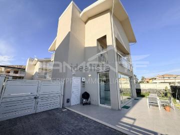 Case e ville in affitto di 250 m² in Via merano, 28