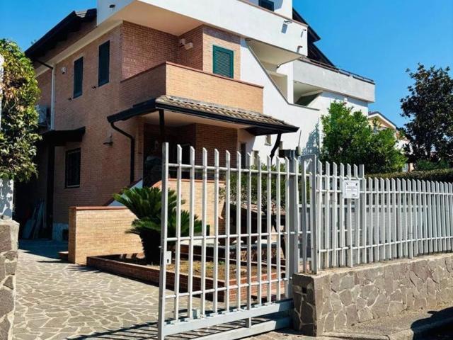 Case e ville in affitto di 250 m² in Via Staffetta