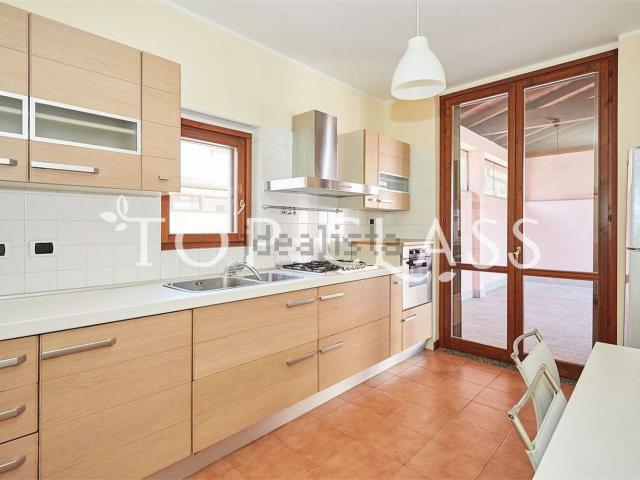 Case e ville in affitto di 250 m² in Piazza Monsignor Rossi, 1