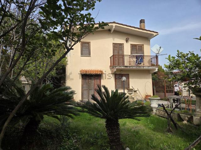 Case e ville in affitto di 254 m² in Via Gastone Maresca