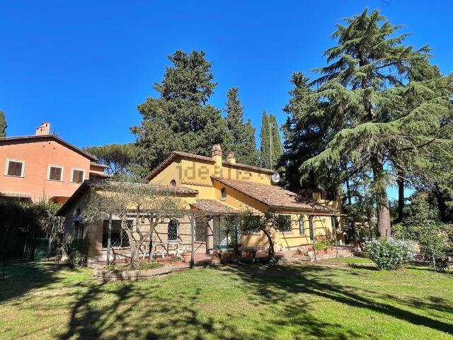 Case e ville in affitto di 210 m² in Via Appia Antica