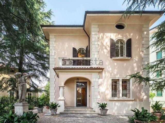 Case e ville in affitto di 280 m² in Via Pola