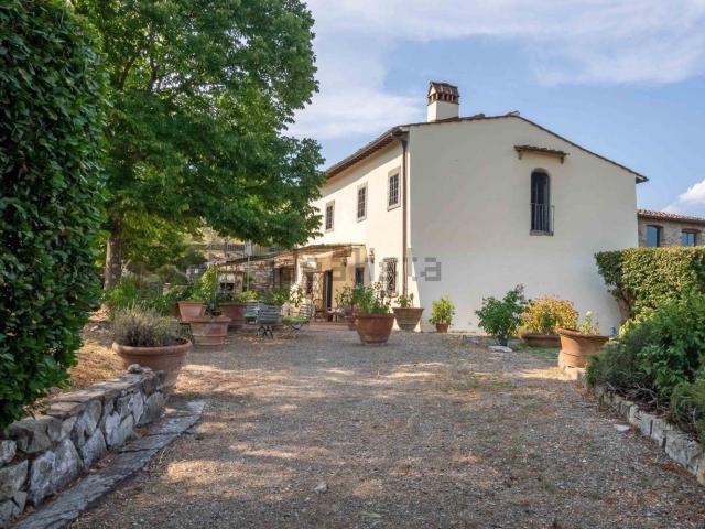 Case e ville in affitto di 290 m² in Via Castel di Poggio