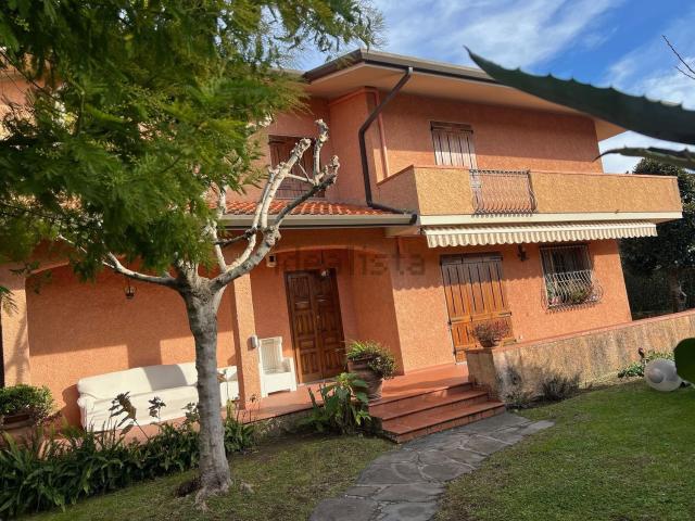 Case e ville in affitto di 290 m² in Via Sant&apos Ermete