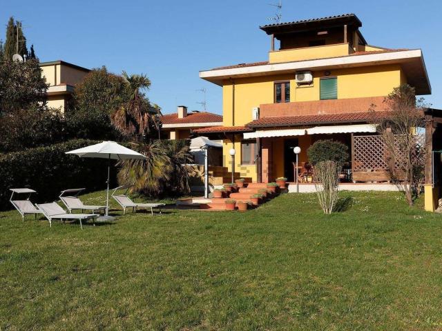 Case e ville in affitto di 300 m²