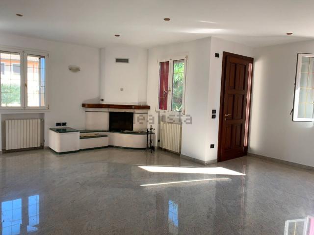 Case e ville in affitto di 300 m²