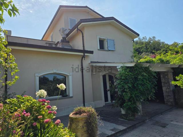 Case e ville in affitto di 300 m²