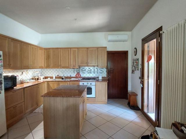 Case e ville in affitto di 300 m² in Via Corazzini