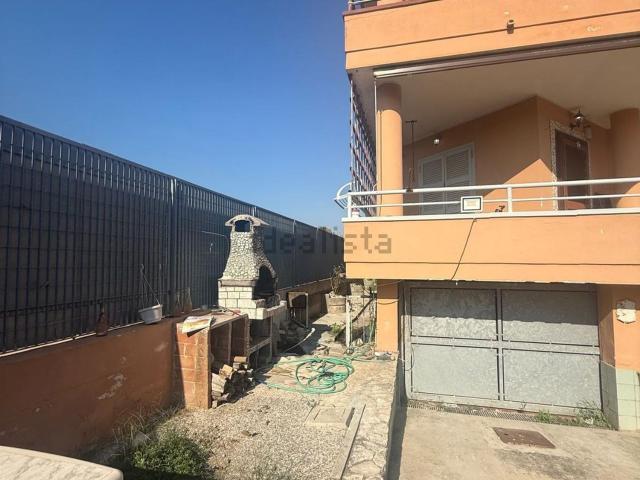 Case e ville in affitto di 300 m² in Via Domitiana
