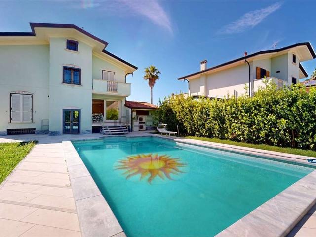 Case e ville in affitto di 300 m² in Via Lago