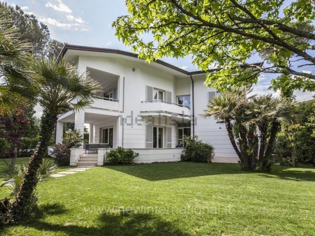 Case e ville in affitto di 300 m² in Via Palmiro Togliatti