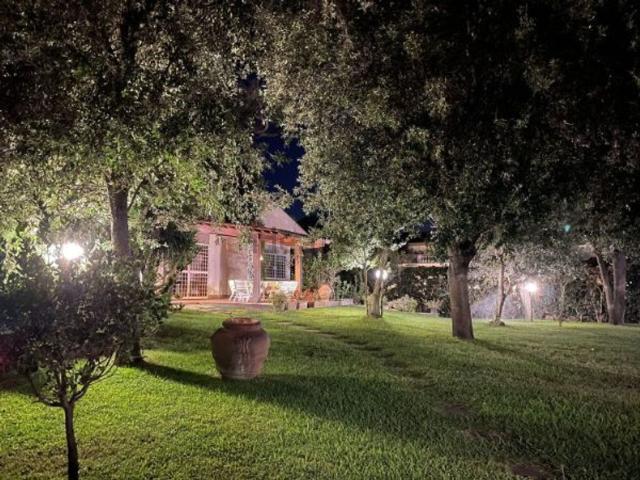 Case e ville in affitto di 300 m² in Via Pegli