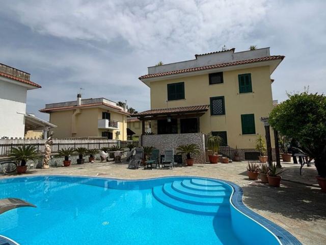 Case e ville in affitto di 302 m² in Via Staffetta, 209