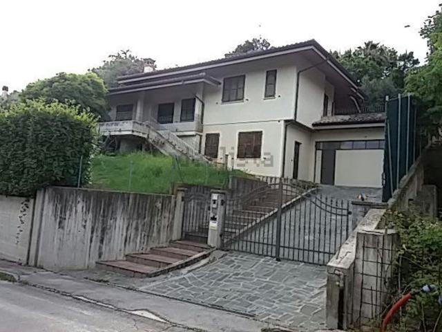 Case e ville in affitto di 310 m² in Via 8 Marzo, 5