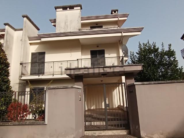 Case e ville in affitto di 310 m² in Via Casilina Nord