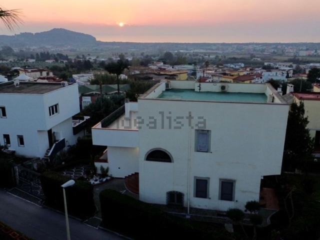 Case e ville in affitto di 310 m² in Via Montenuovo Licola Patria, 138
