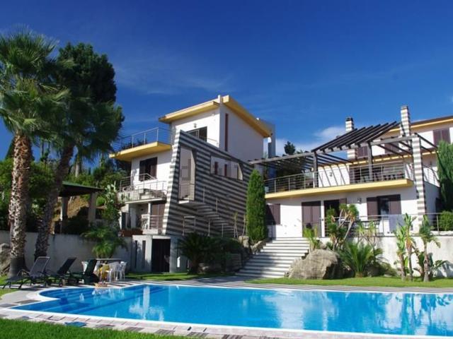 Case e ville in affitto di 320 m² in Via delle Ginestre