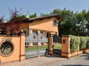 Case e ville in affitto di 320 m² in Via Emilia