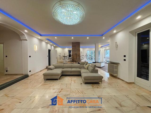 Case e ville in affitto di 325 m² in Strada Moncalvo