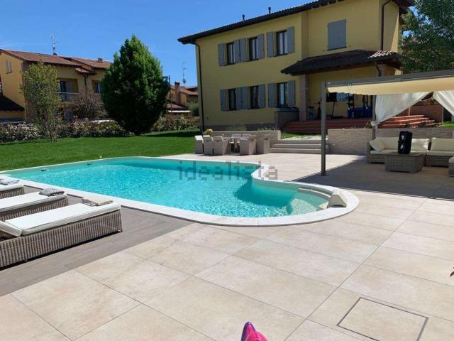 Case e ville in affitto di 327 m² in Via Ugo Saltini