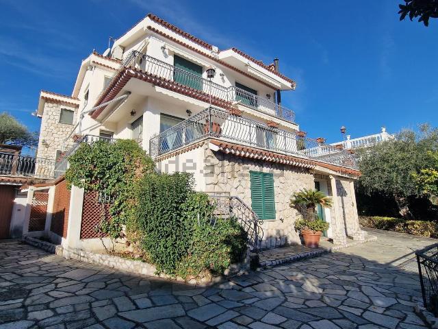 Case e ville in affitto di 333 m² in Strada Privata Gismondi, 45