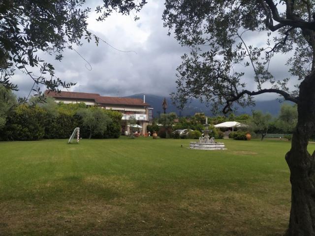 Case e ville in affitto di 350 m²