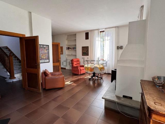 Case e ville in affitto di 350 m² in Via Genova, 24