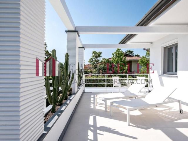 Case e ville in affitto di 350 m² in Via Francesco Carrara, 198