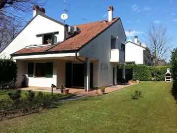 Case e ville in affitto di 360 m² in Via Giacomo Matteotti, 12