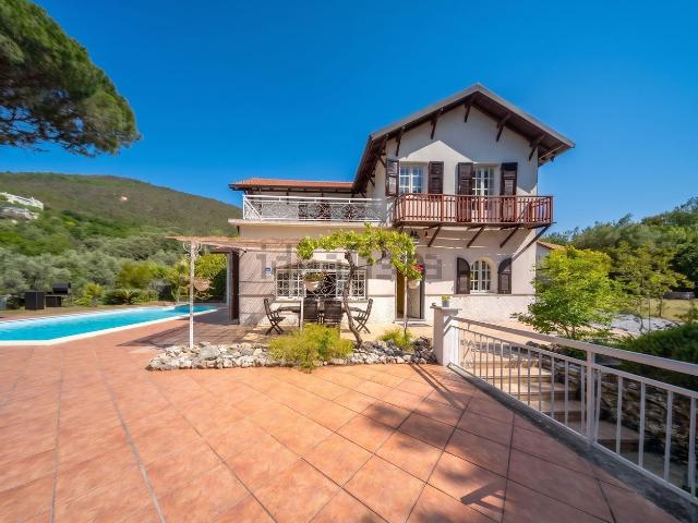 Case e ville in affitto di 361 m² in Via dei Salici, 2