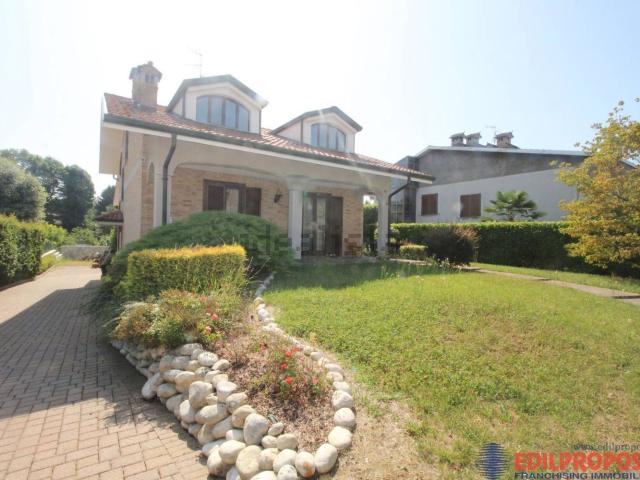 Case e ville in affitto di 380 m² in Via Birago