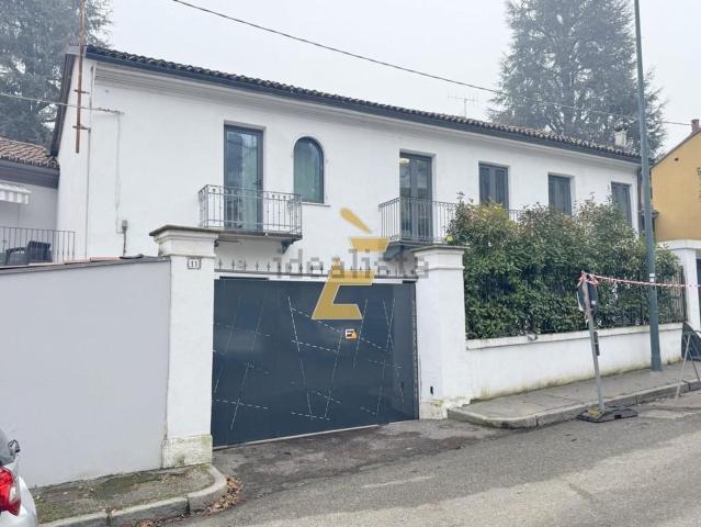 Case e ville in affitto di 380 m² in Viale XXV Aprile, 11
