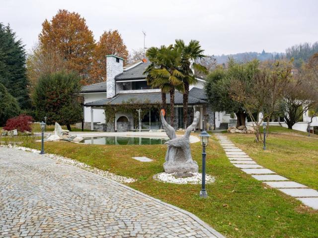 Case e ville in affitto di 381 m² in Strada Pecetto, 9