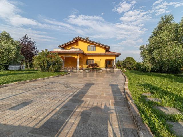 Case e ville in vendita di 400 m² in Via Avvocato Ferdinando Rondolino, 84
