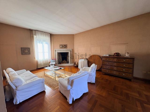 Case e ville in vendita di 400 m² in Via 25 Aprile