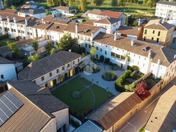 Case e ville in vendita di 400 m² in Via C. Agostini, 1