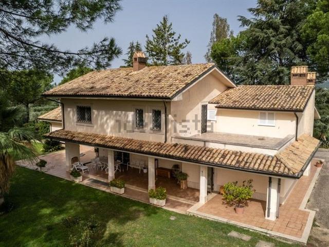 Case e ville in vendita di 400 m² in Via Colle Fattore
