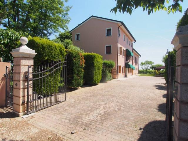 Case e ville in vendita di 400 m² in Via Commissarie, 29