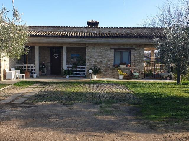 Case e ville in vendita di 400 m² in Via Canaparo, 144