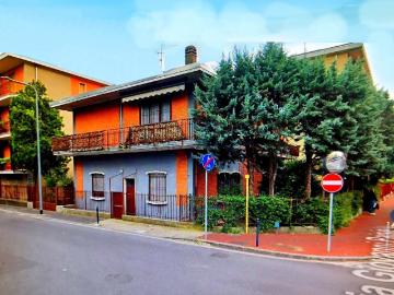 Case e ville in vendita di 400 m² in Via Cesare Pavese, 26