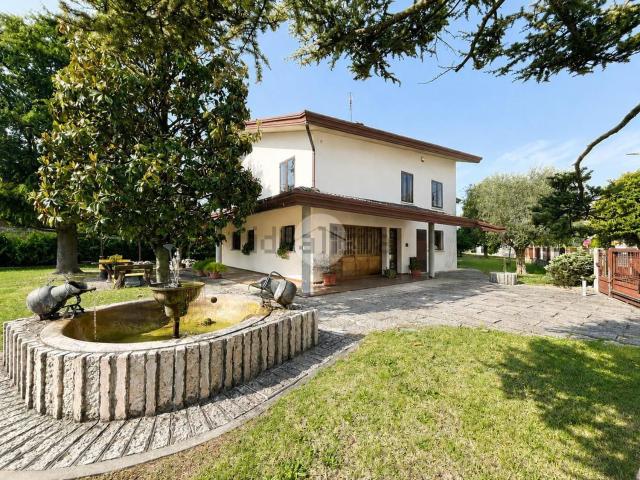 Case e ville in vendita di 400 m² in Via Claudia Augusta, 4