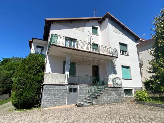 Case e ville in vendita di 400 m² in Via A. Volta, 56