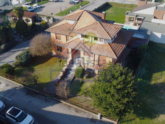 Case e ville in vendita di 400 m² in Via Albani