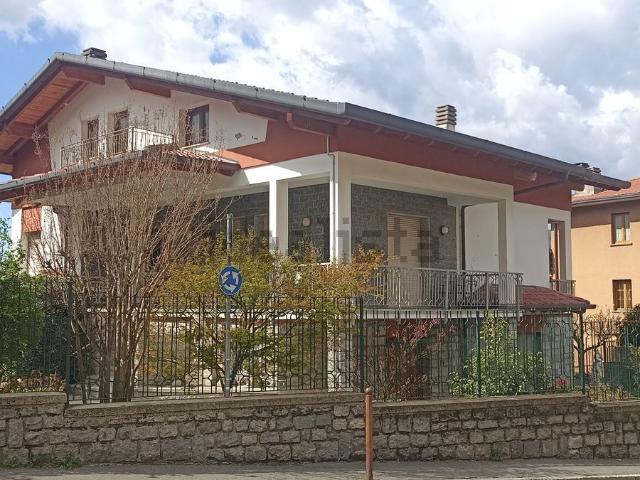 Case e ville in vendita di 400 m² in Via Artigiani, 2