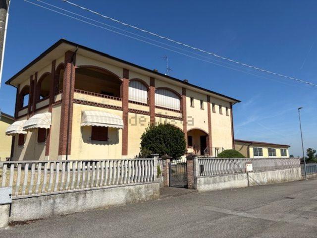 Case e ville in vendita di 400 m² in Via Bersanti, 13